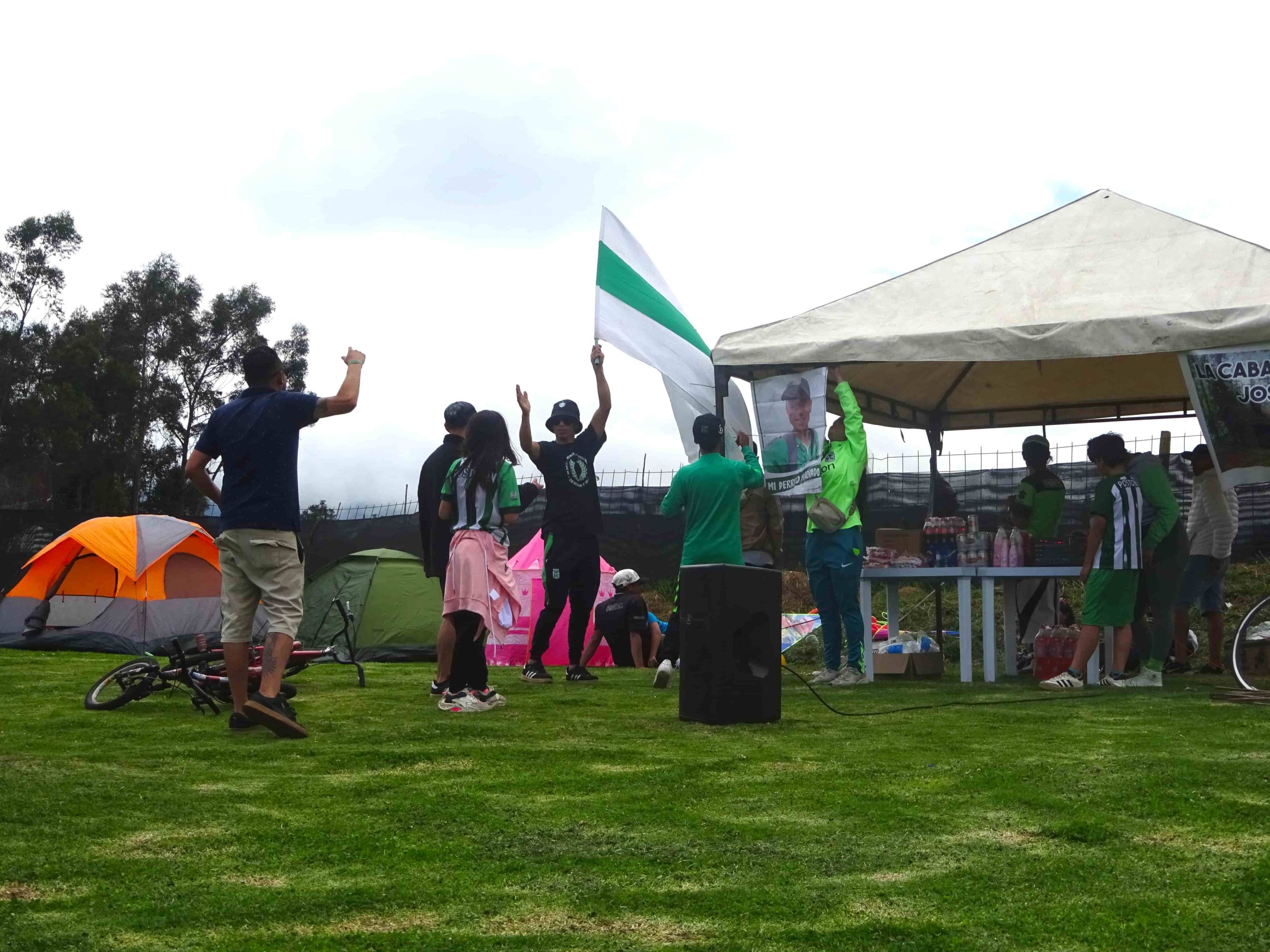 En la imagen se aprecian algunas personas organizando los temas logísticos del evento de festival de cometas organizado por la Nación Verdolaga y la lista al CMJ Colombia Humana.